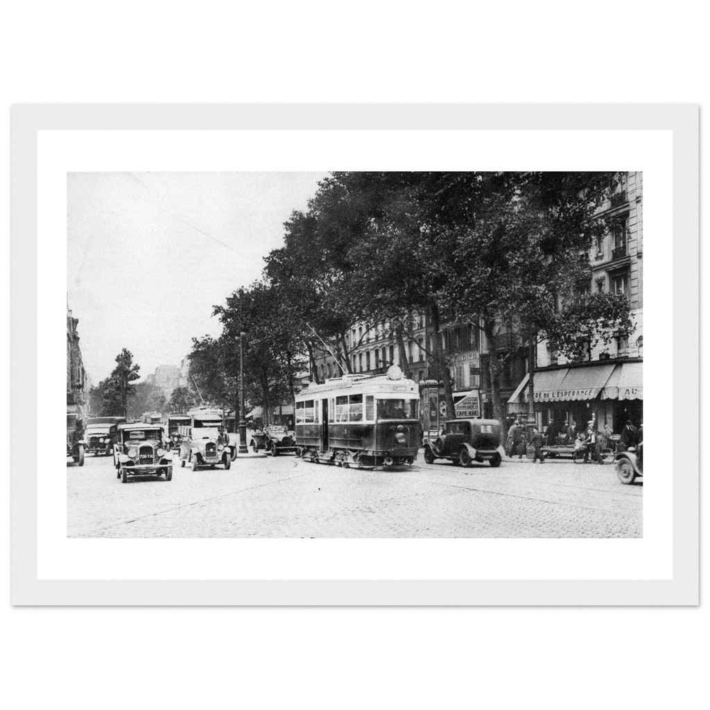 Paris - Tramway sur un boulevard pavé