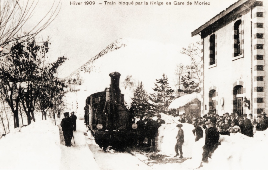 Hiver 1909 - Train Bloque par la neige en Gare de Moriez  Moriez - Jura - Franche comte - France