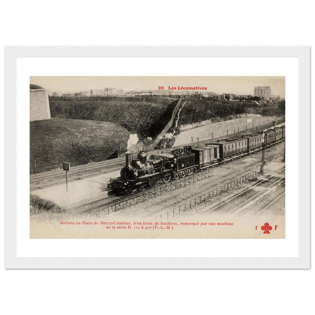 Paris - Arrivee en gare de Bercy - Ceinture, d un train de banlieue, remorque par une machine PLM