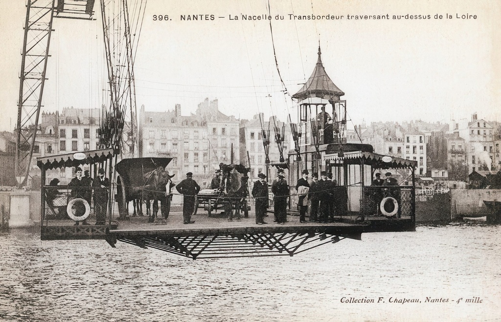 Nantes - La nacelle du Transbordeur traversant au-dessus de la Loire