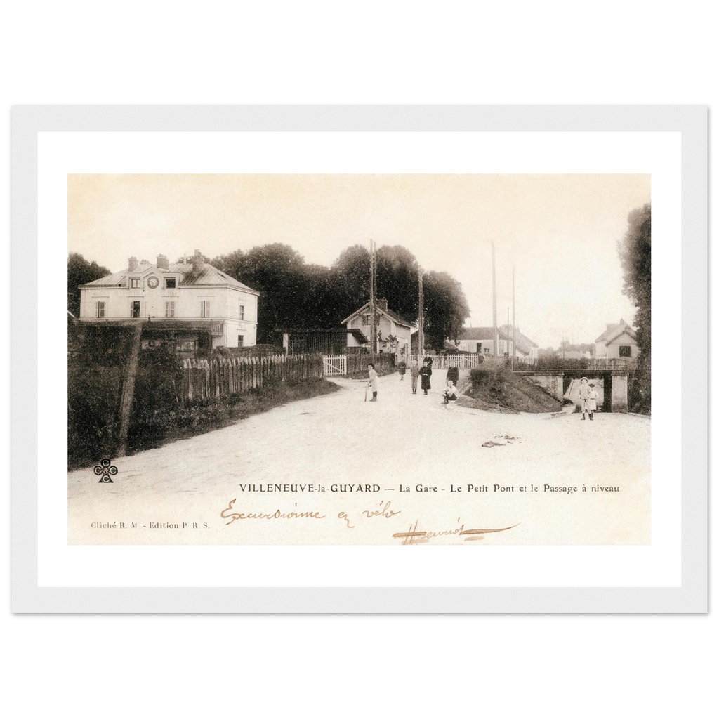 Villeneuve-le-Guyard - La gare, le petit pont et le passage a niveau