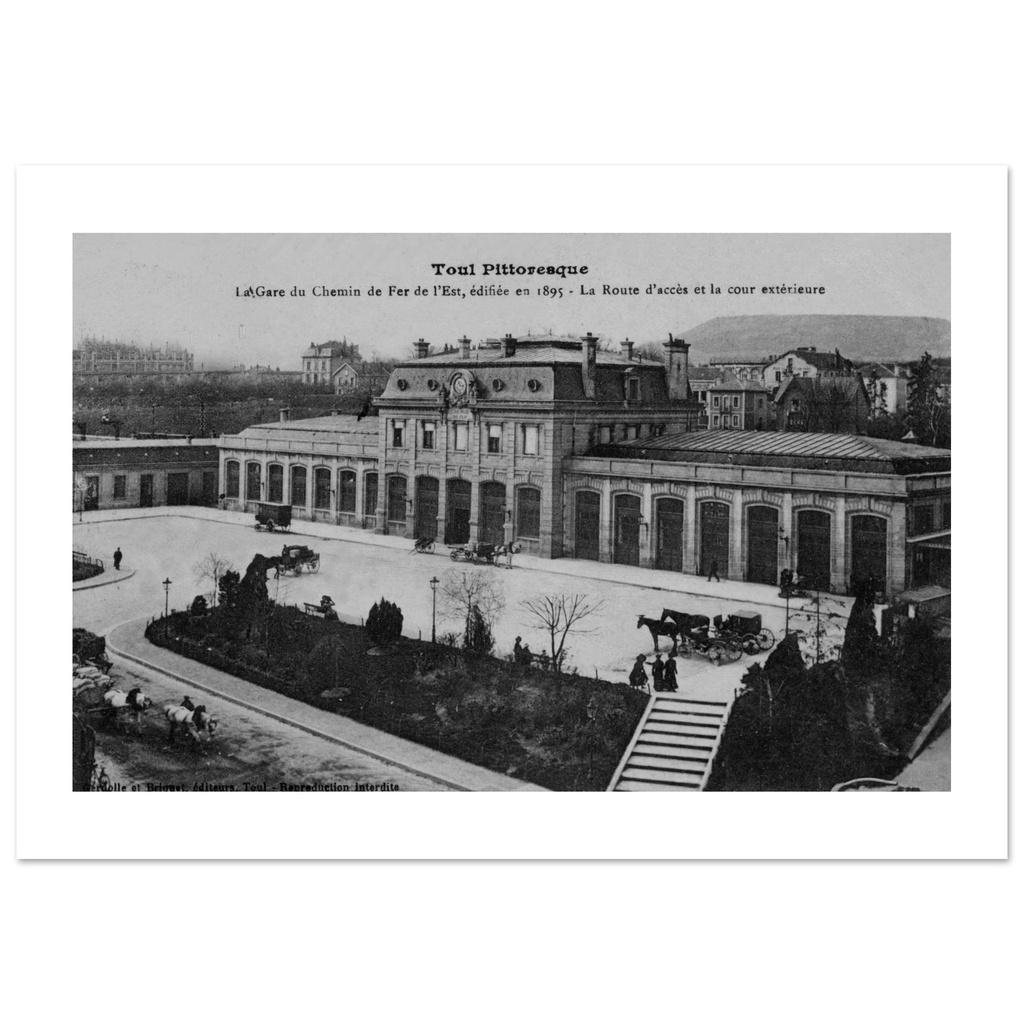 Toul - La Gare du Chemin de fer de l'est - Edifiee en 1895 - la route D'acces et a cour interieur