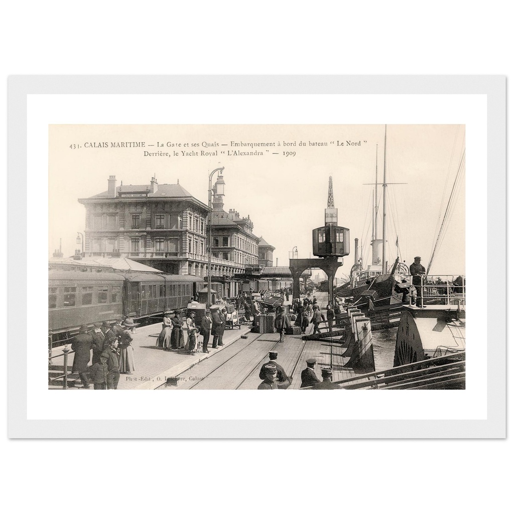 Calais maritime - la gare et ses quais- Embarquement a bord du bateau "le Nord". Derriere, le yacht royal,"l'Alexandra".1909.