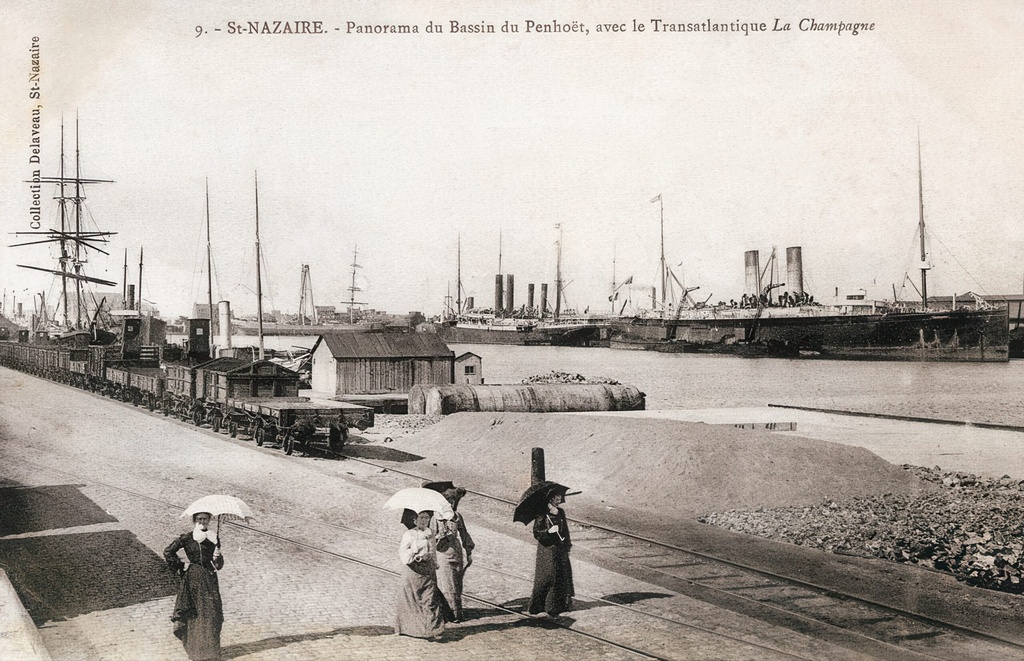 St Nazaire - Panorama du bassin du Penhoel, avec le transatlantique "la champagne"