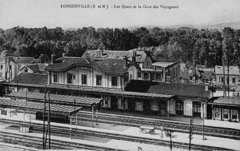 Longueville - la Gare le quai et les voyageurs