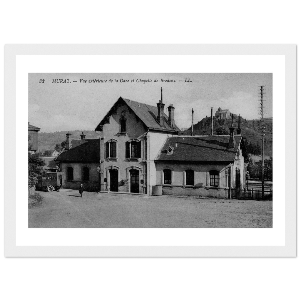 Murat - Vue exterieure de la gare et Chapelle de Bredon