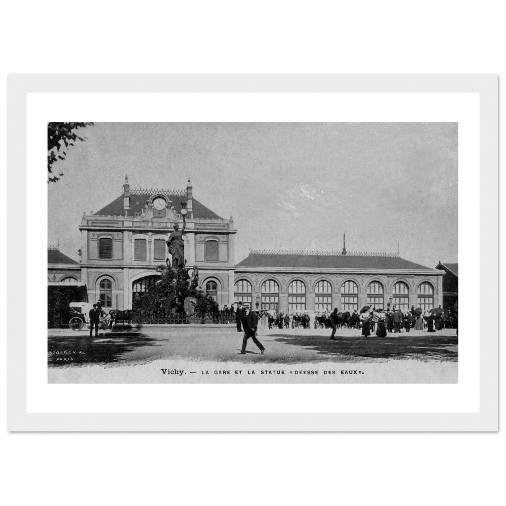 Vichy - La Gare et la Statue Deesse des Eaux