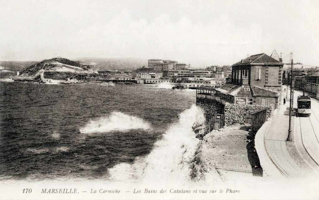 Marseille - La Corniche - Les Bains des Catalans et vue sur le phare