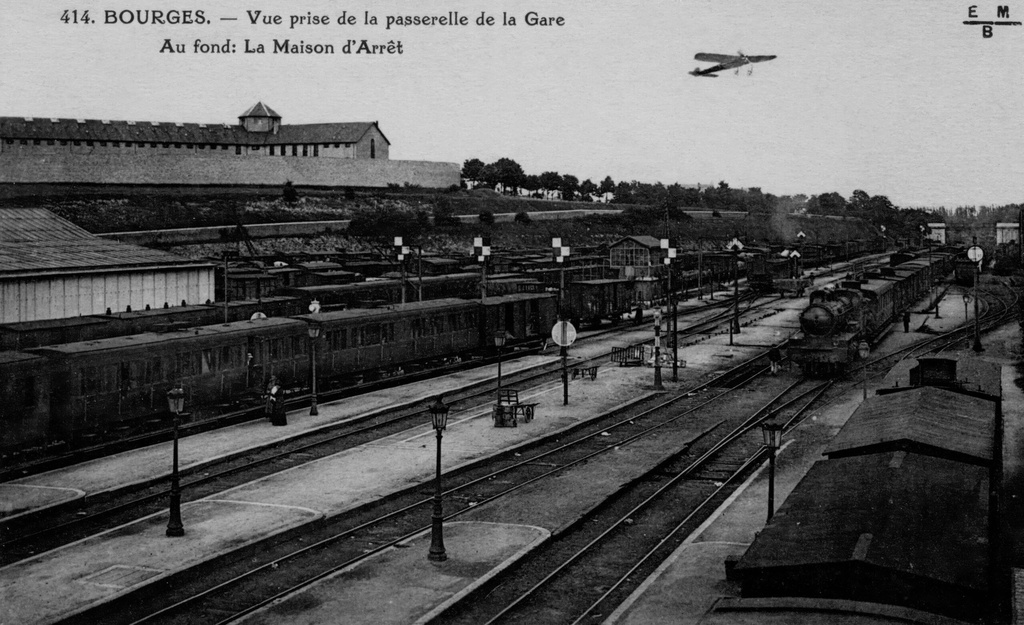 Bourges - Vue prise de la passerelle de la gare, au fond la maison d'arret