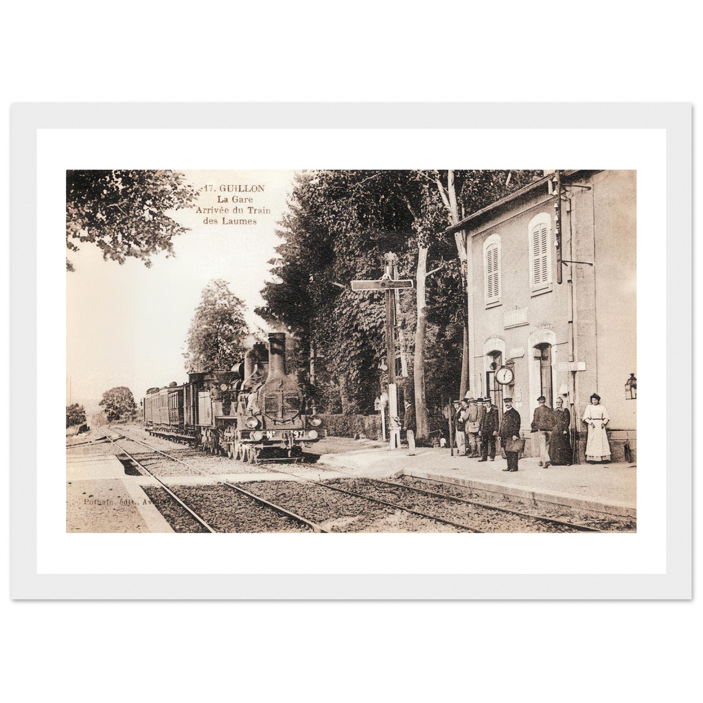 Guillon - La gare, arrivee du train de Laume