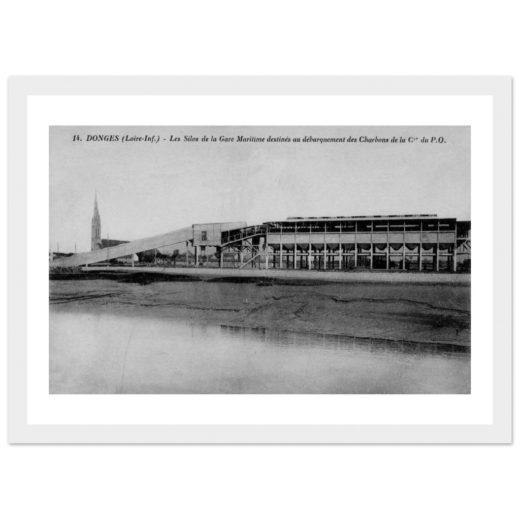 Les sillos de la gare maritime destines au debarquement des charbons de la Cie du P.O
