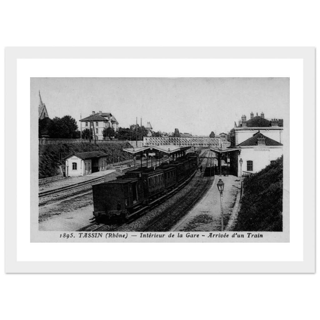 Tassin - Interieur de la Gare - Arrivee d un Train