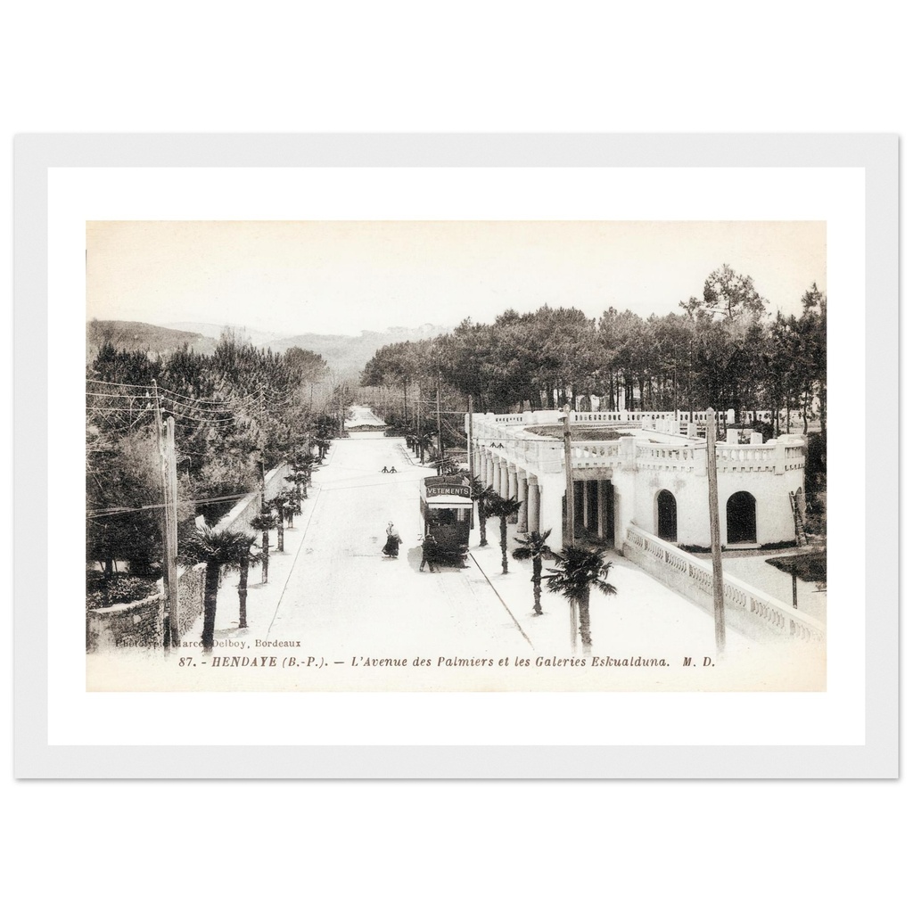 Hendaye (B-P) - L'avenue des palmiers et les galeries Eskualduna