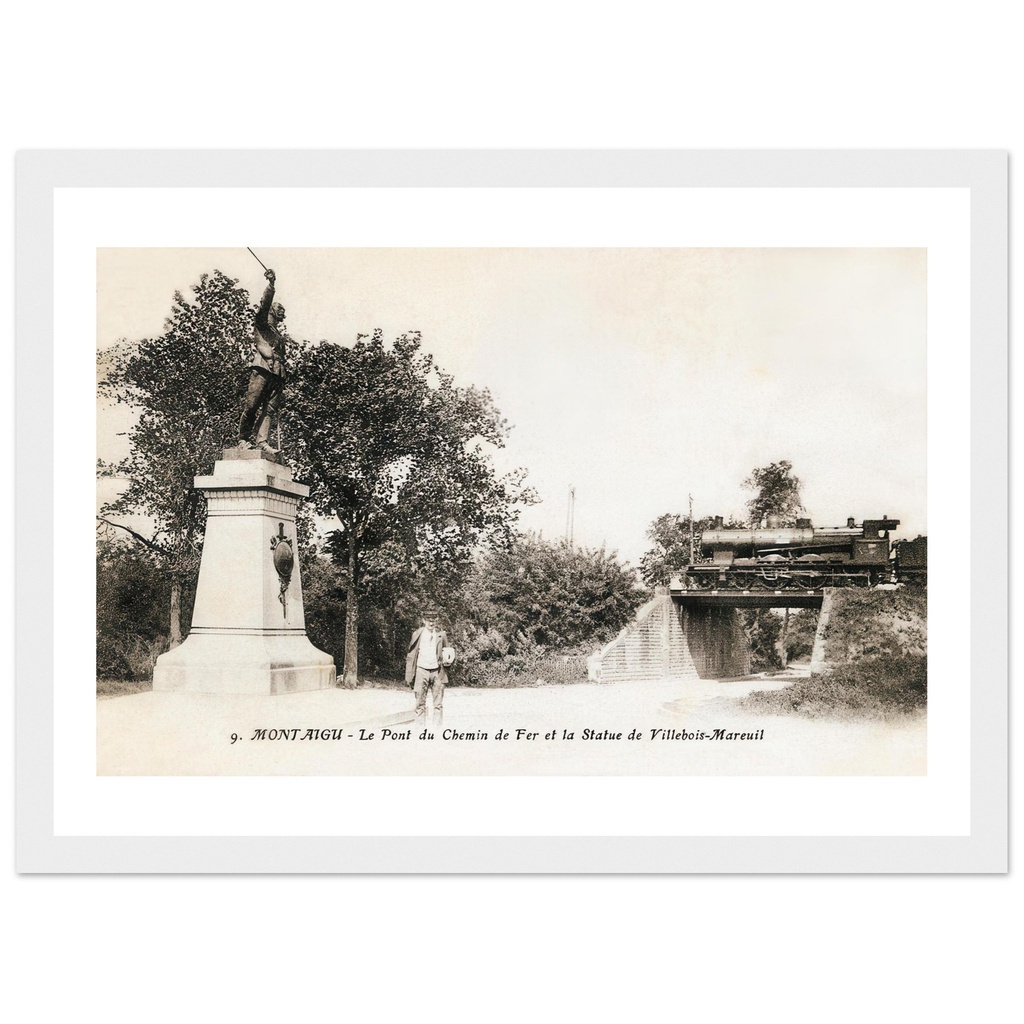 Montaigu - Le Pont du chemin de fer et la statue de Villebois-Mareuil