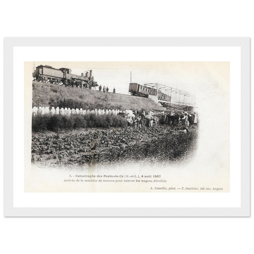 Catastrophe des ponts de Ce (M et L ) -4 aout 1907 Arrivee de la machine de secours pour enlever les wagons derailles