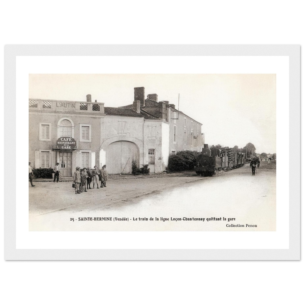 Sainte-Hermine - Le Train de la ligne Lucon-Chantonnay quittant la gare