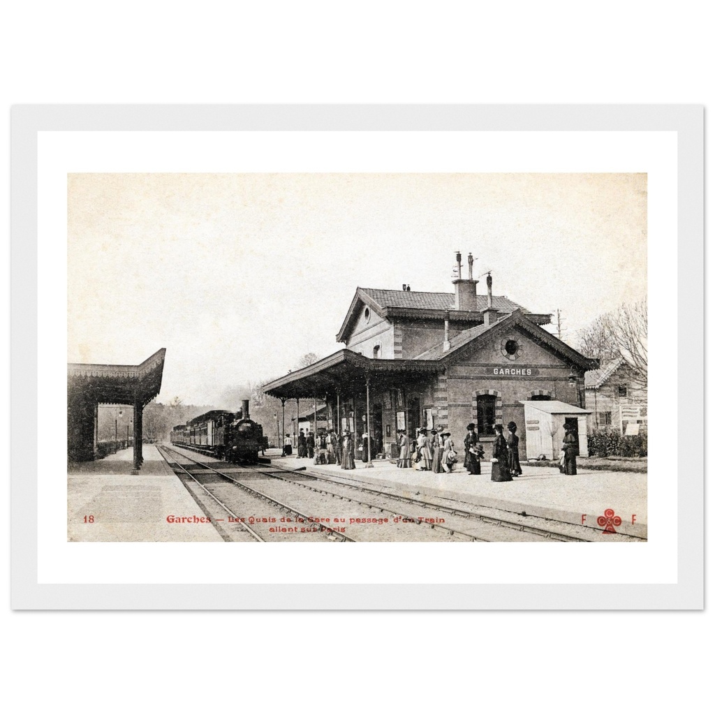 Garches - place de la gare au passage du train allant sur Paris