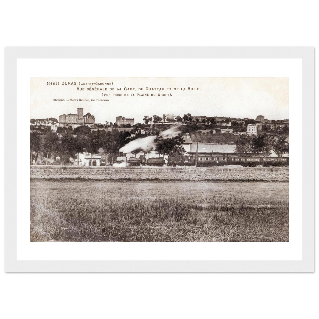 Duras (Lot et Garonne) Vue Generale de la Gare, du Chateau et de la ville (Vue prise de la plaine du Doft)