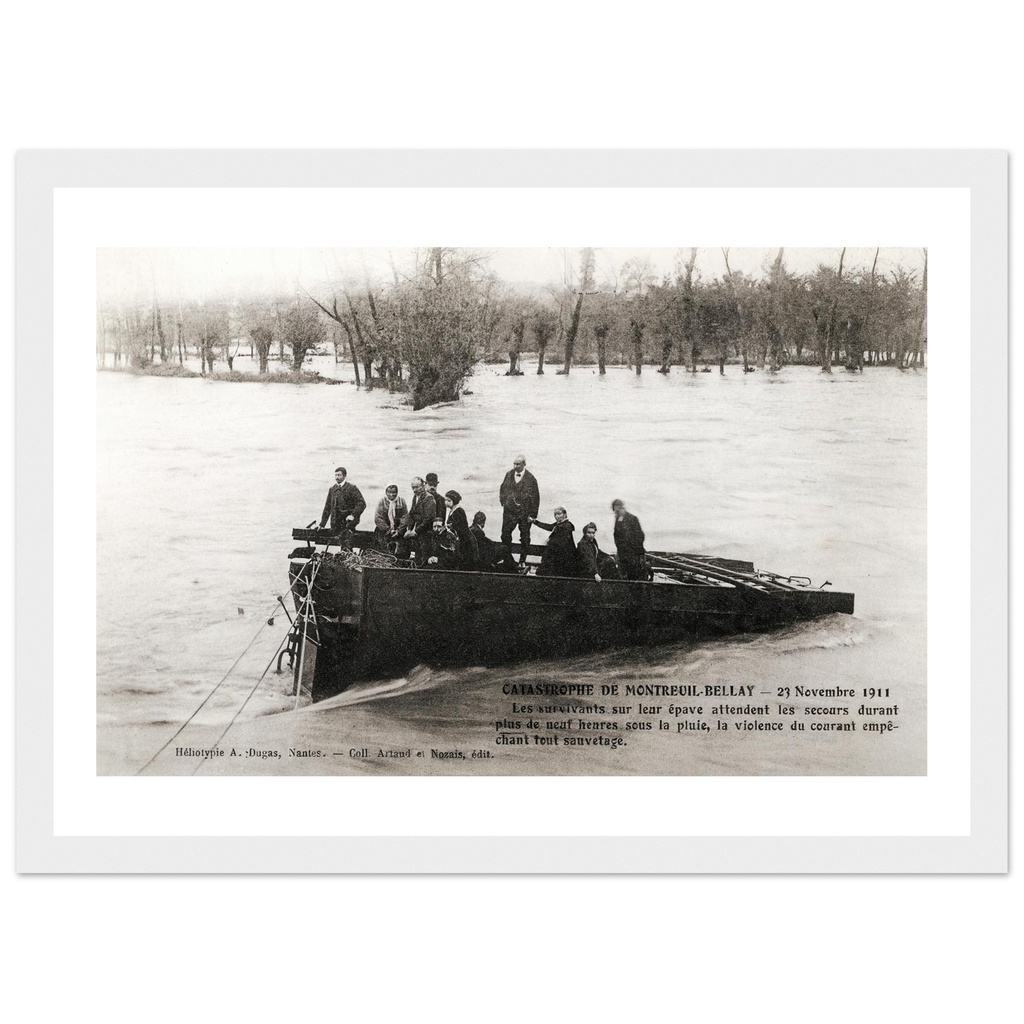 Catastrophe de Montreuil-Bellay - 23 Novembre 1911. Les survivants sur leur epave attendent les secours durant plus de neuf heures sous la pluie. La Violence du courant empeche tous sauvetages