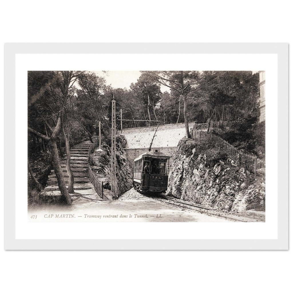 Cap Martin - Tramway rentrant dans le Tunnel