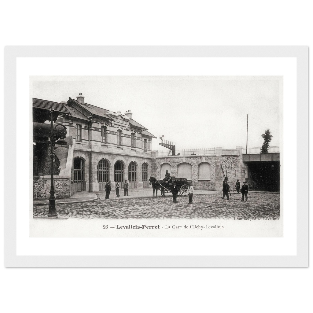 La gare de Levallois Perret , la gare de Clichy - Levallois
