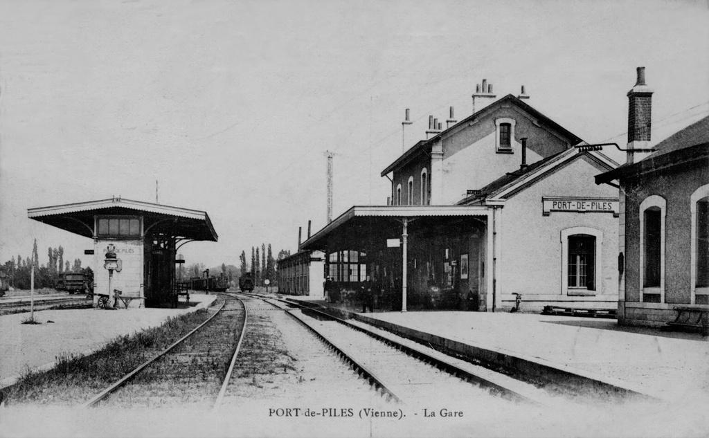 Port de Piles - Vienne - Poitou Charentes - France   La gare