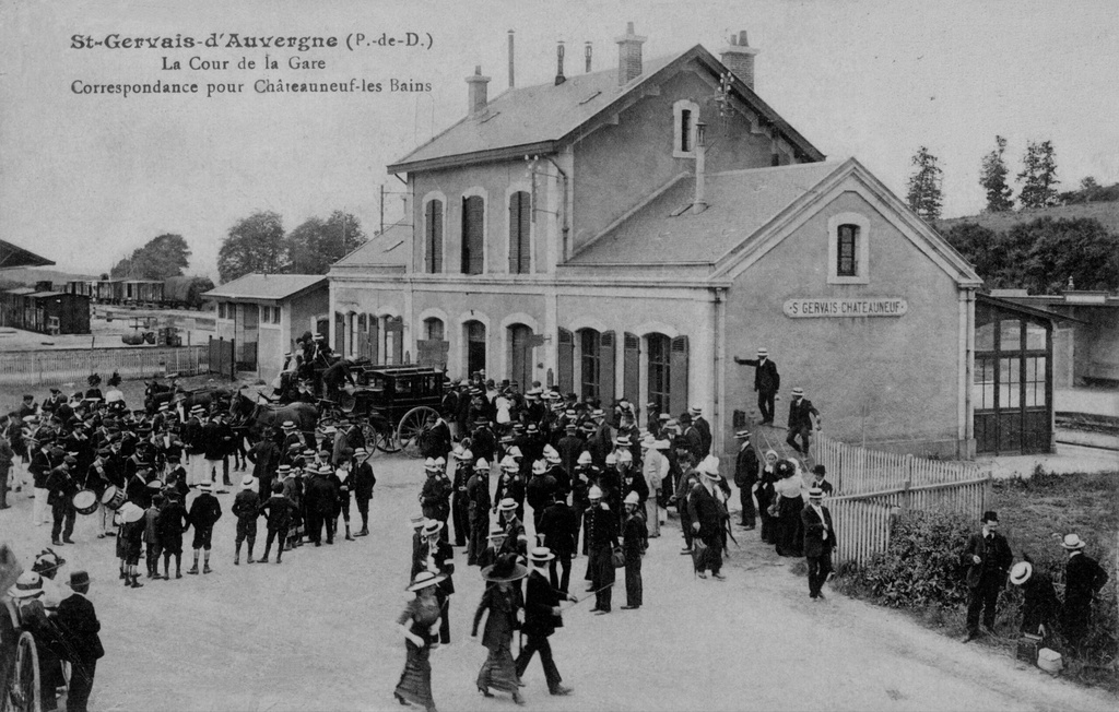 La cour de la gare - Correspondance par Chateauneuf les Bains