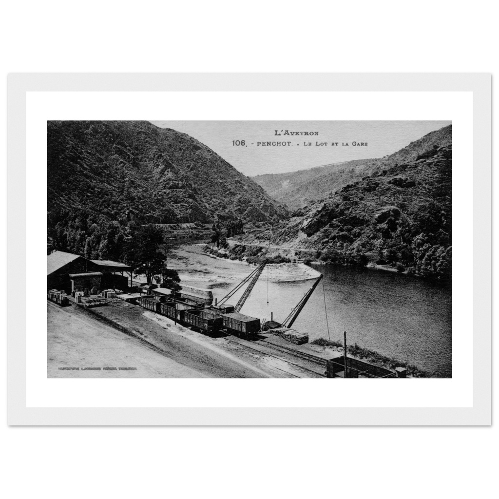 Penchot - Aveyron - Midi Pyrenees - France   Le lot et la gare