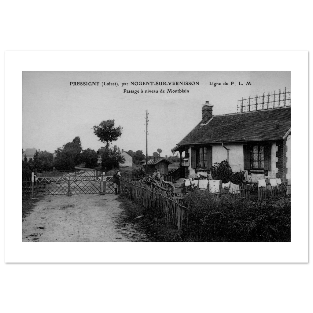 Pressigny - La gare, passage à niveau de Montblain