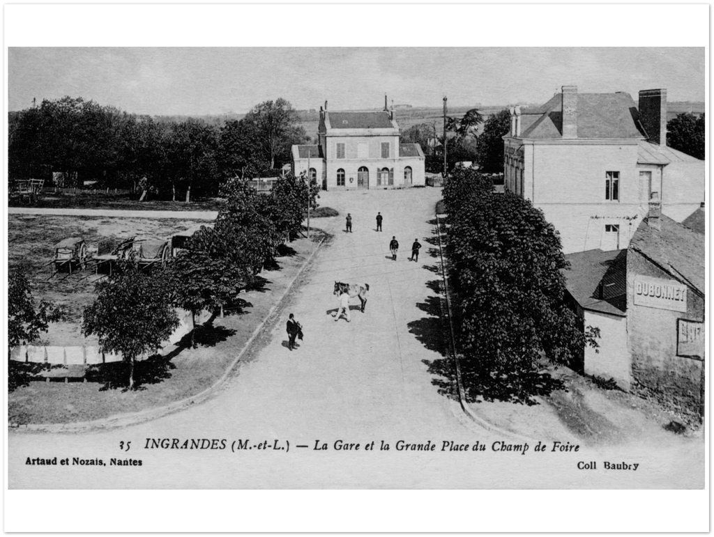 Ingrandes-sur-Vienne - La gare et la grande place du Champ de foire