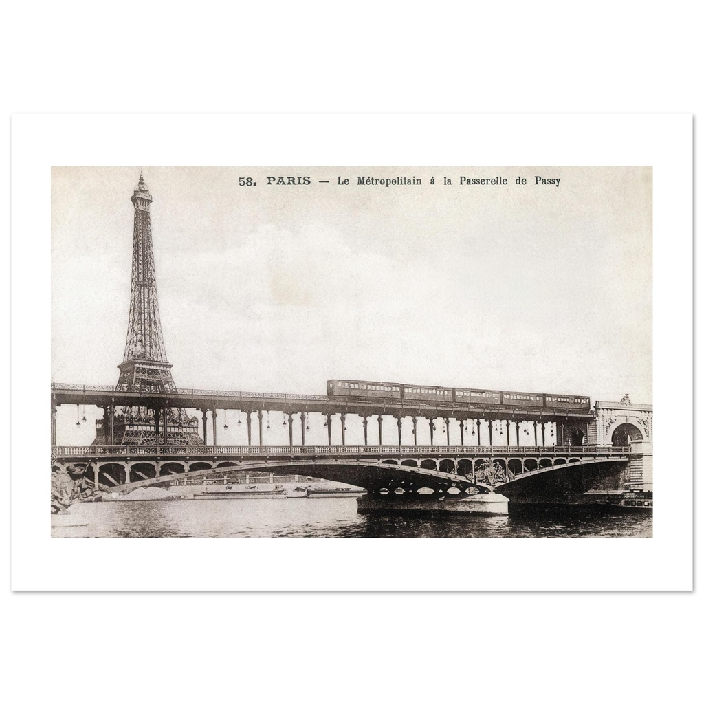 Paris - le Metropolitain et la passerelle de passy