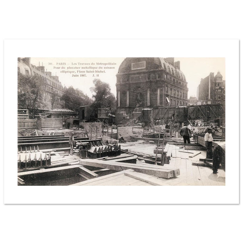 Paris -Les Travaux du metropolitain, pose du plancher metallique du caisson elliptique, place St Michel, juin 1907