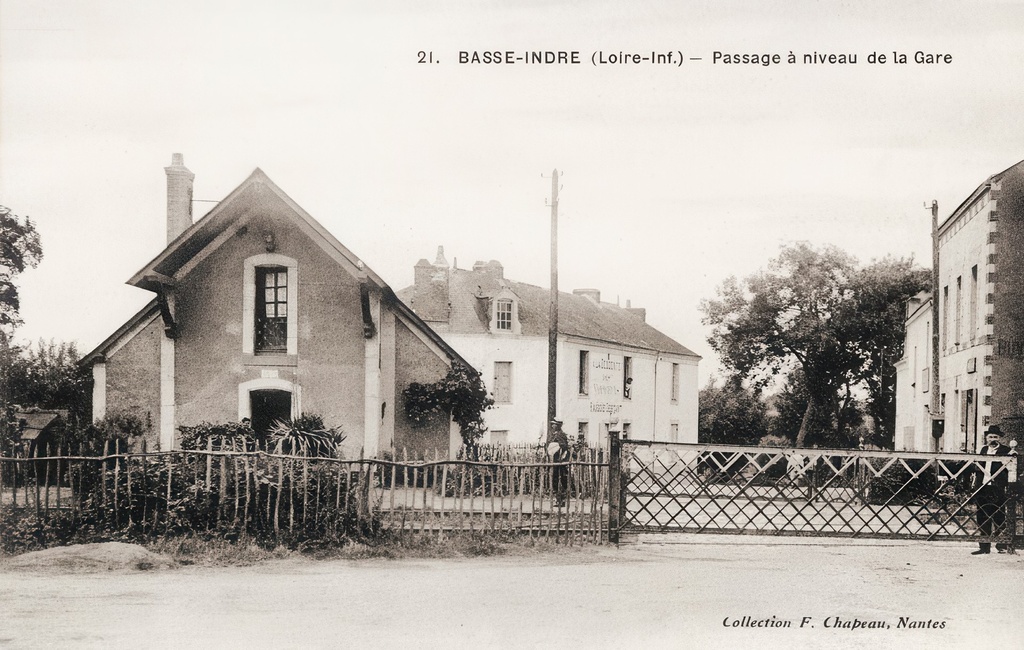 Basse-Indre (Loire-inf.) - Passage à niveau de la gare
