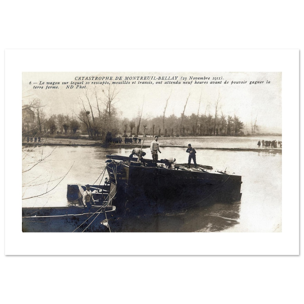 Catastrophe de Montreleuil-Bellay ( 23 Novembre 1911) Le Wagon sur lequel 10 rescapes Mouilles et transis , ont attendu neuf heures avant de Pouvoir gagner la terre ferme