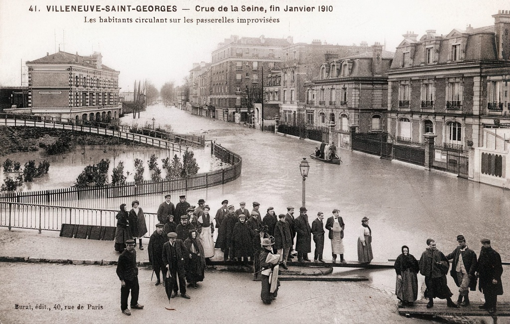 Villeneuve-Saint-Georges - Crue de la Seine, fin janvier 1910. Les habitants circulant sur des passerelles improvisees