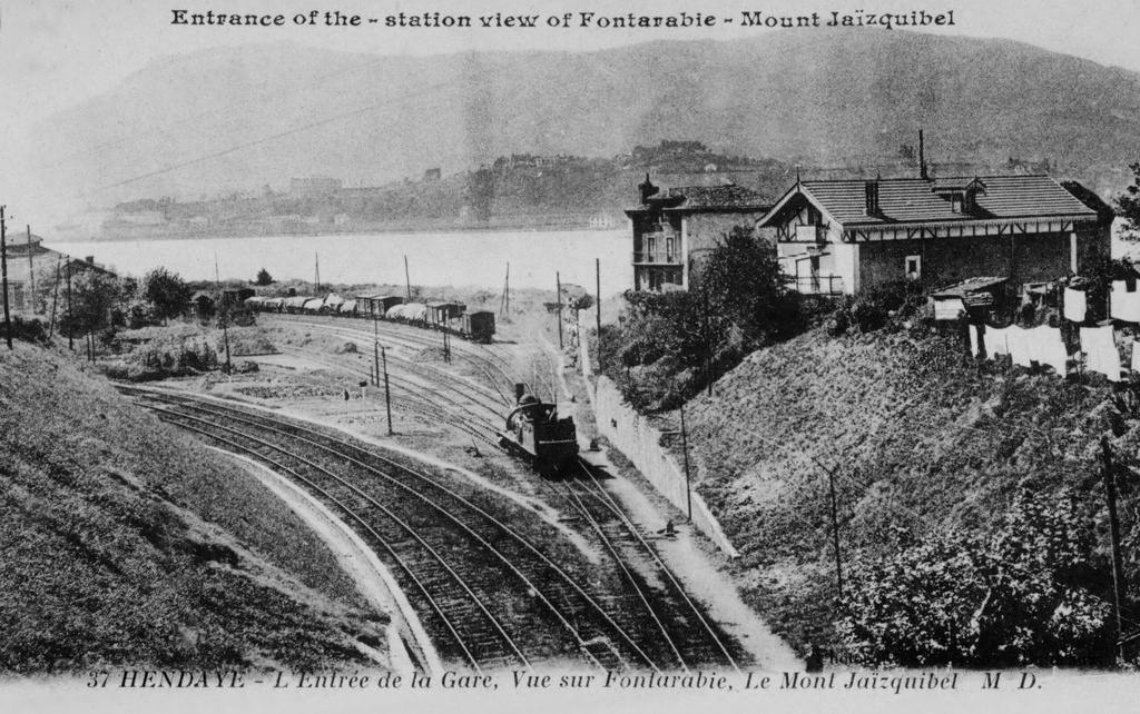 Hendaye - l'entree de la gare, vue sur la FontArabie, Mont de la Jaizquibel