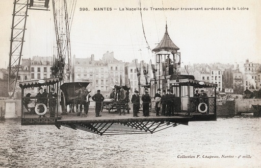 Nantes - La nacelle du Transbordeur traversant au-dessus de la Loire