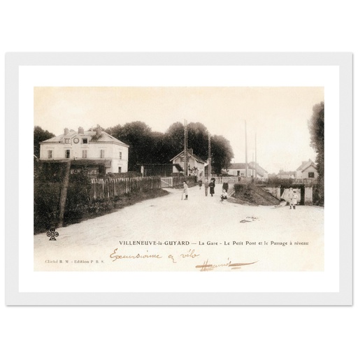 Villeneuve-le-Guyard - La gare, le petit pont et le passage a niveau