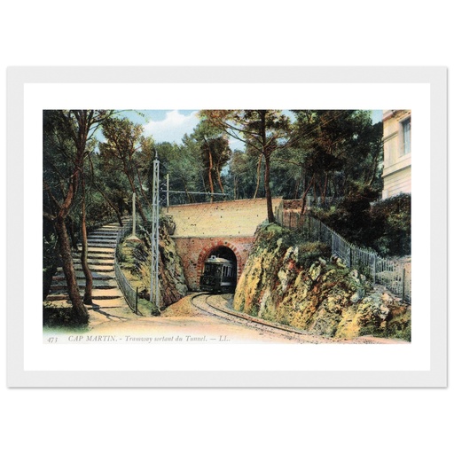 Cap Martin - Train Sortant du Tunnel