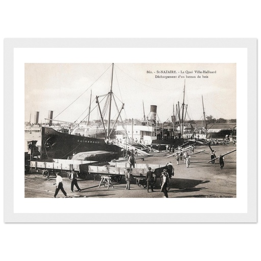 St Nazaire - Le quai Ville Halluard - Dechargement d'un bateau de bois