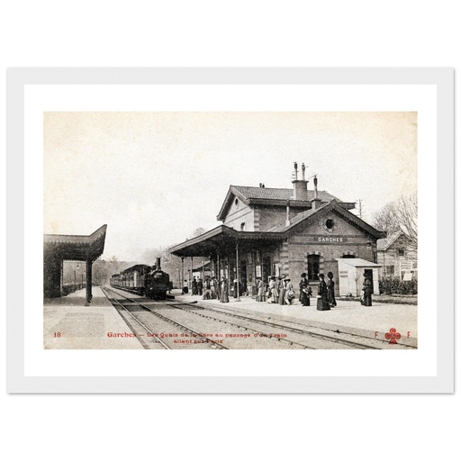 Garches - place de la gare au passage du train allant sur Paris