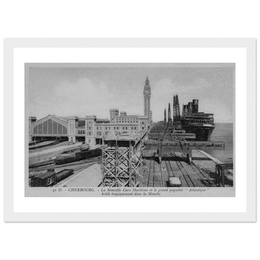 Cherbourg - La Gare maritime et le grand Paquebot Atlantique