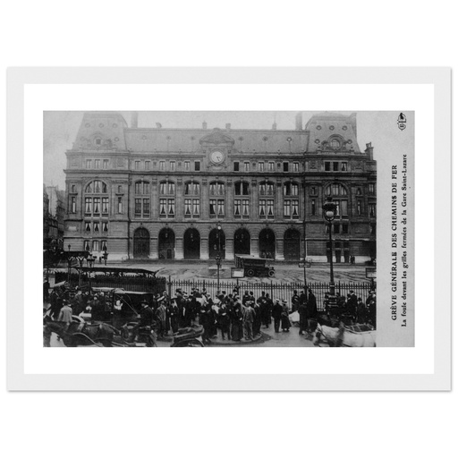 Gare Saint-Lazare - Grève générale des cheminots, foule devant la Gare