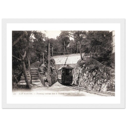 Cap Martin - Tramway rentrant dans le Tunnel