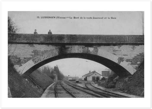 Lusignan - Le Pont de la route Jazeneuil et la Gare