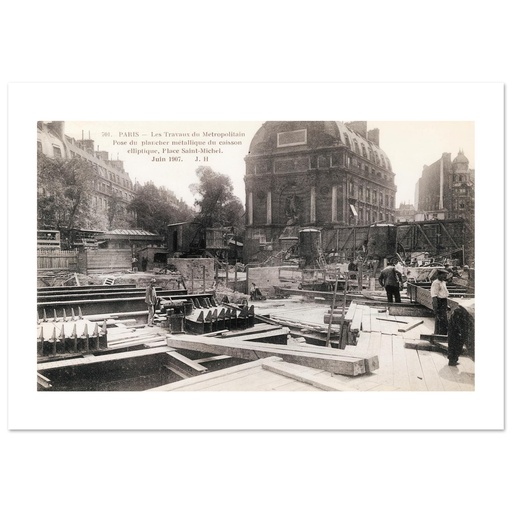 Paris -Les Travaux du metropolitain, pose du plancher metallique du caisson elliptique, place St Michel, juin 1907