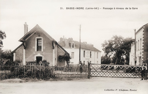 Basse-Indre (Loire-inf.) - Passage à niveau de la gare