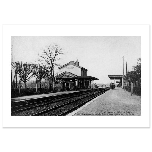 Gagny - Vue intérieure de la Gare à l'arrivée du train de Paris